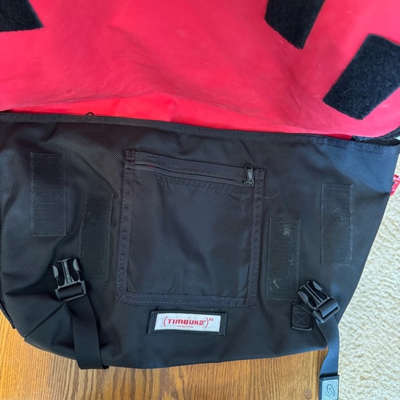 Timbuk2 Messenger Bag Red Black Stripes 19.5”x12.5”x8” Adjustable Strap 50” - Picture 6 of 7